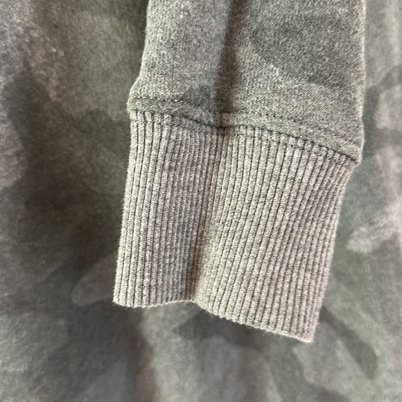 Abercrombie Grey Camo Sweatshirt Size XS - Picture 5 of 11